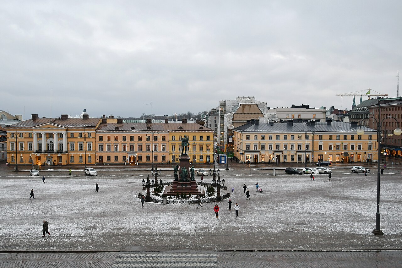 Talvinen Senaatintori Helsingissä, keltainen empirekortteli ja muistomerkki