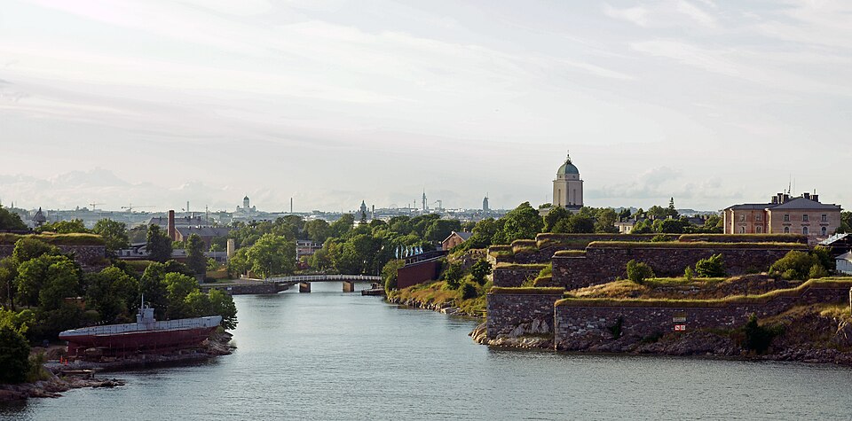 Suomenlinnan rantavarustuksia ja Helsingin siluetti kesäpäivänä