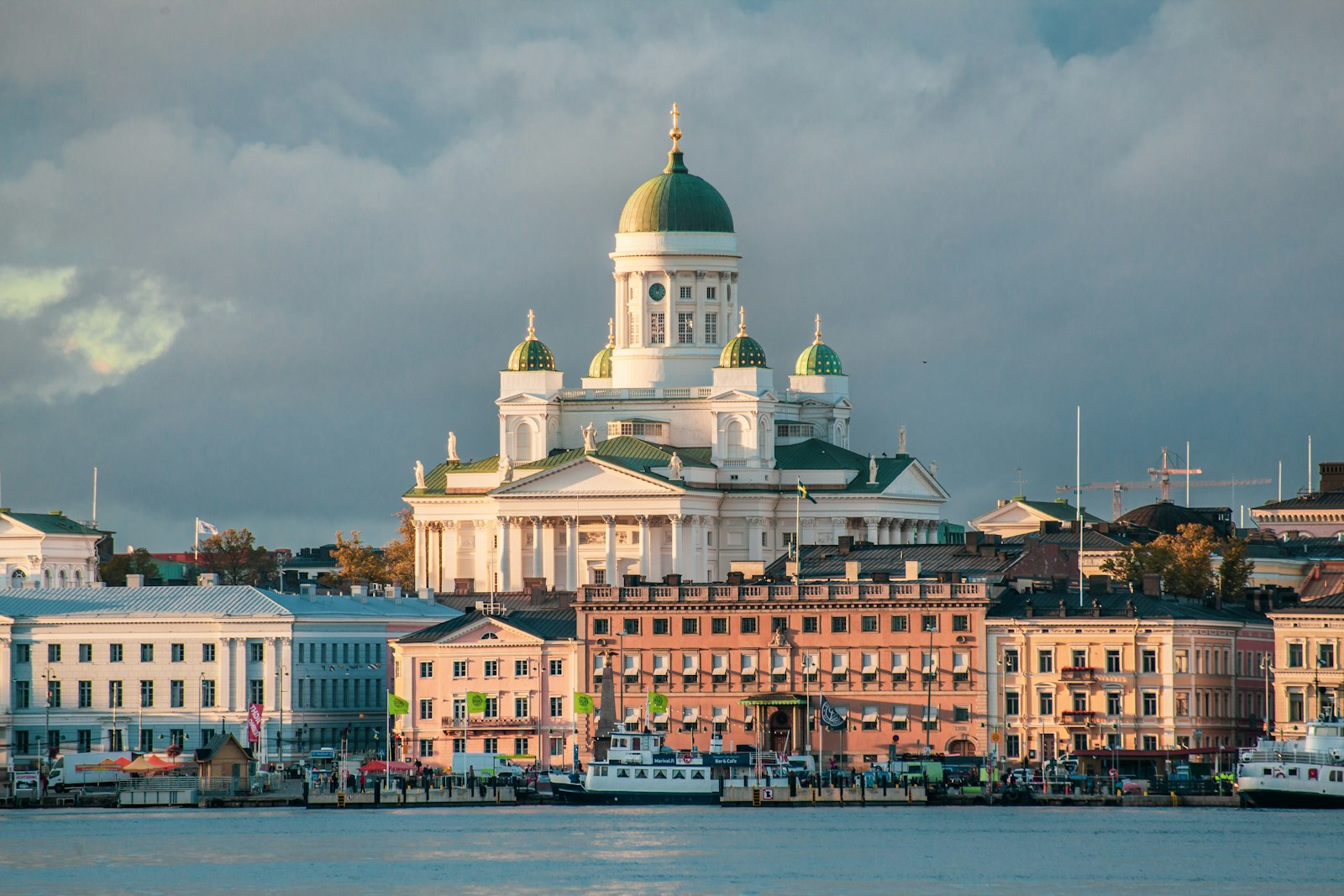 Helsingin tuomiokirkko ja satamanrantaa pilvisenä päivänä